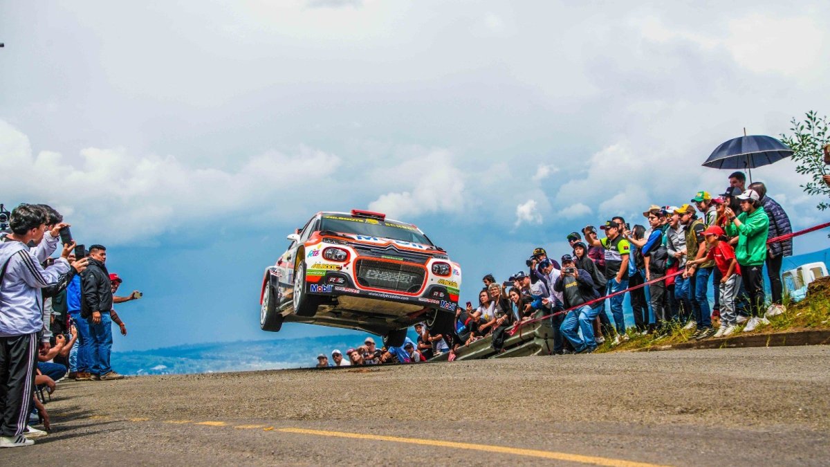 Byron Jiménez e Israel Andrade, ambos pilotos de Loja en uno de los autos, ‘volando’ en una de las válidas.