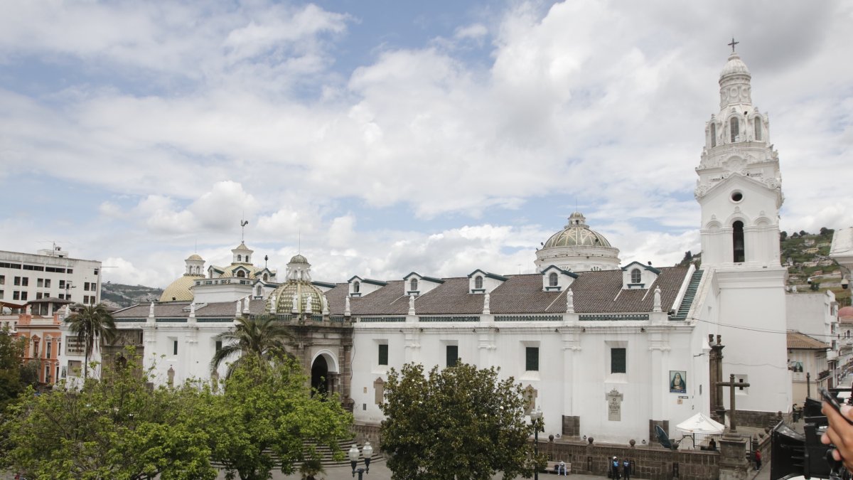 La Catedral está en las calles García Moreno y Venezuela, junto al Palacio de Gobierno.