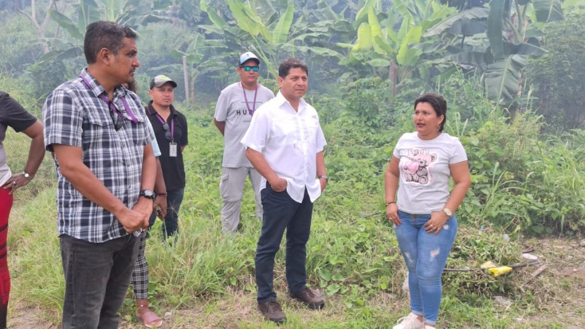 El ministro de Agricultura, Danilo Palacios, visitó Esmeraldas tras el sismo de magnitud 6.