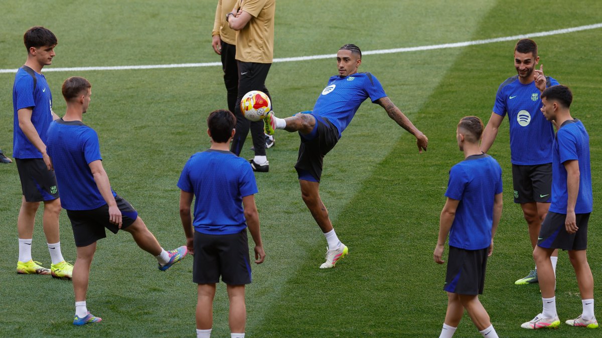 El delantero brasileño del Barcelona Raphinha (c) durante el entrenamiento del viernes 24 de abril en Sevilla, en la víspera de la final de la Copa del Rey ante Real Madrid.