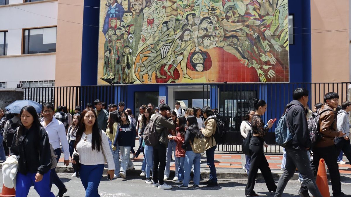 Los jóvenes, para continuar con sus estudios de tercer y cuarto nivel, deben recurrir a créditos educativos.