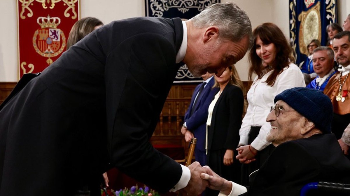 Felipe VI con el ganador del premio Cervantes, Álvaro Pombo.