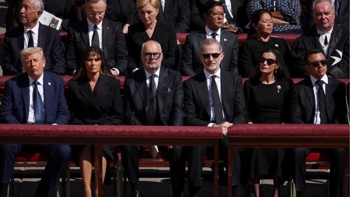 En primera fila, desde la izquierda: Donald Trump junto a su esposa Melania; el presidente de Estonia, Alar Karis; los reyes de España; y Daniel Noboa.