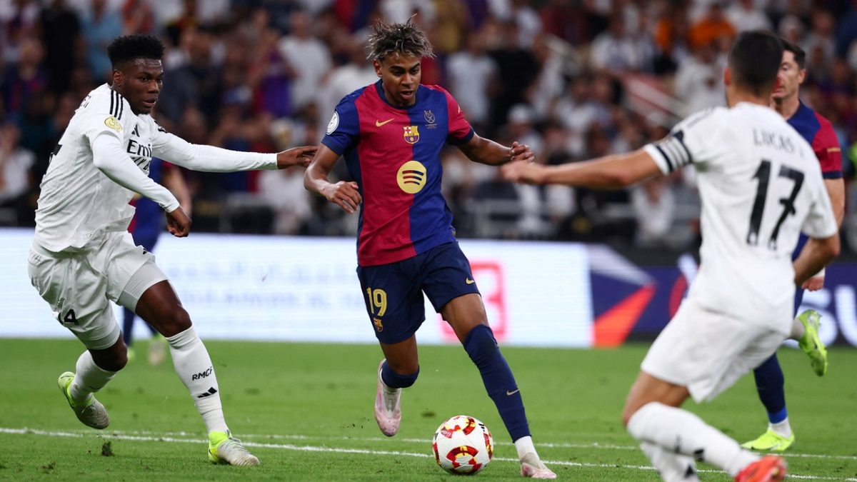 Lamine Yamal (c) es una de las jóvenes figuras de FC Barcelona para el duelo ante Real Madrid.