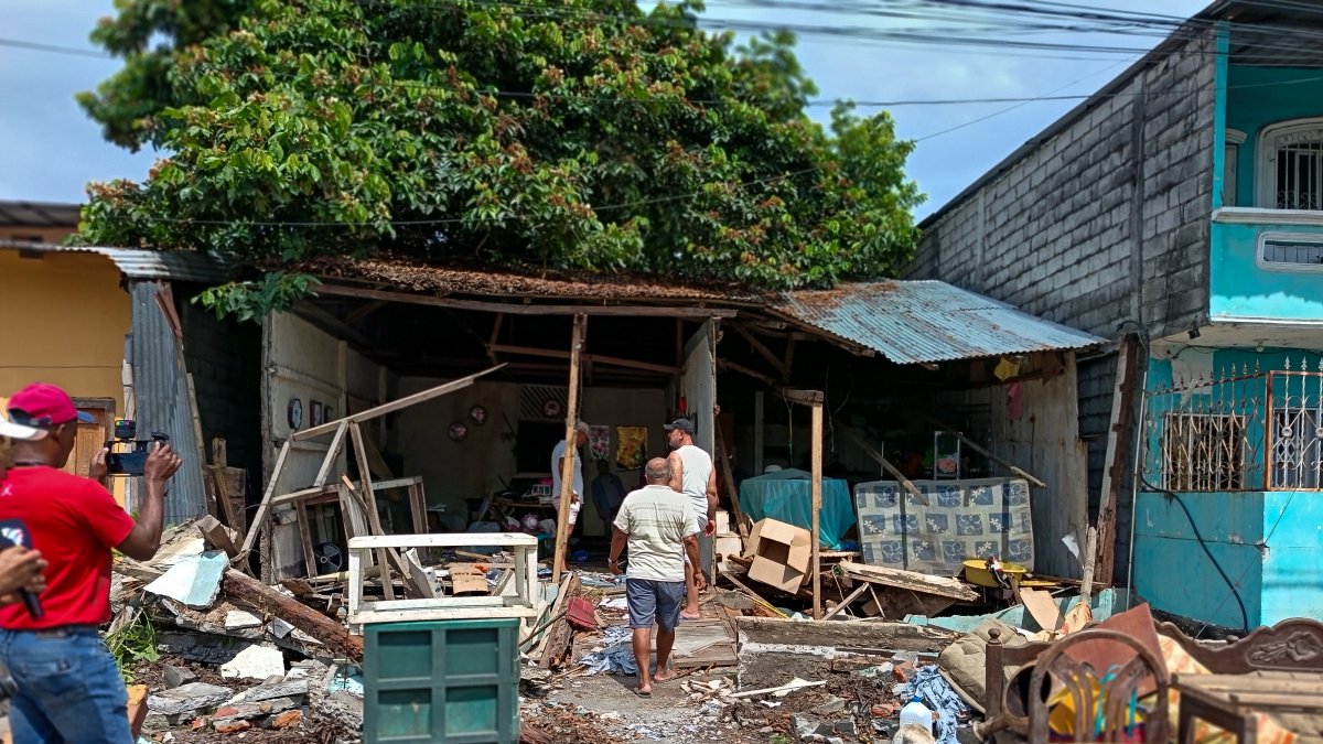 Una de las decenas de casas afectadas tras un sismo registrado este viernes 25 de abril, en Esmeraldas.