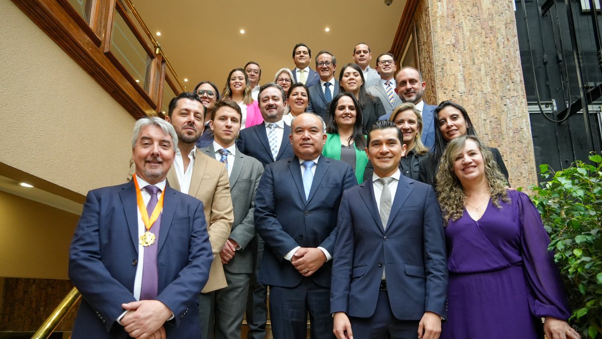 El primero del grupo es Felipe Ribadeneira, ahora embajador; atrás los nuevos líderes de Fedexpor.