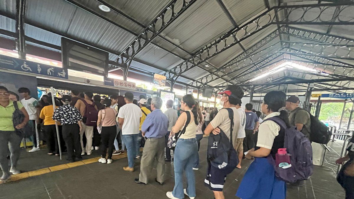 Las paradas de la Metrovía se volverán a ver llena de estudiantes
