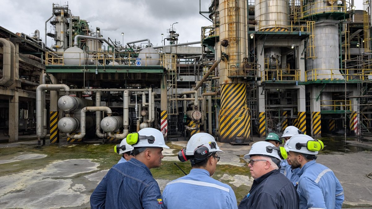 Inspección técnica a instalaciones de la refinería de Esmeraldas, tras sismo del viernes pasado.