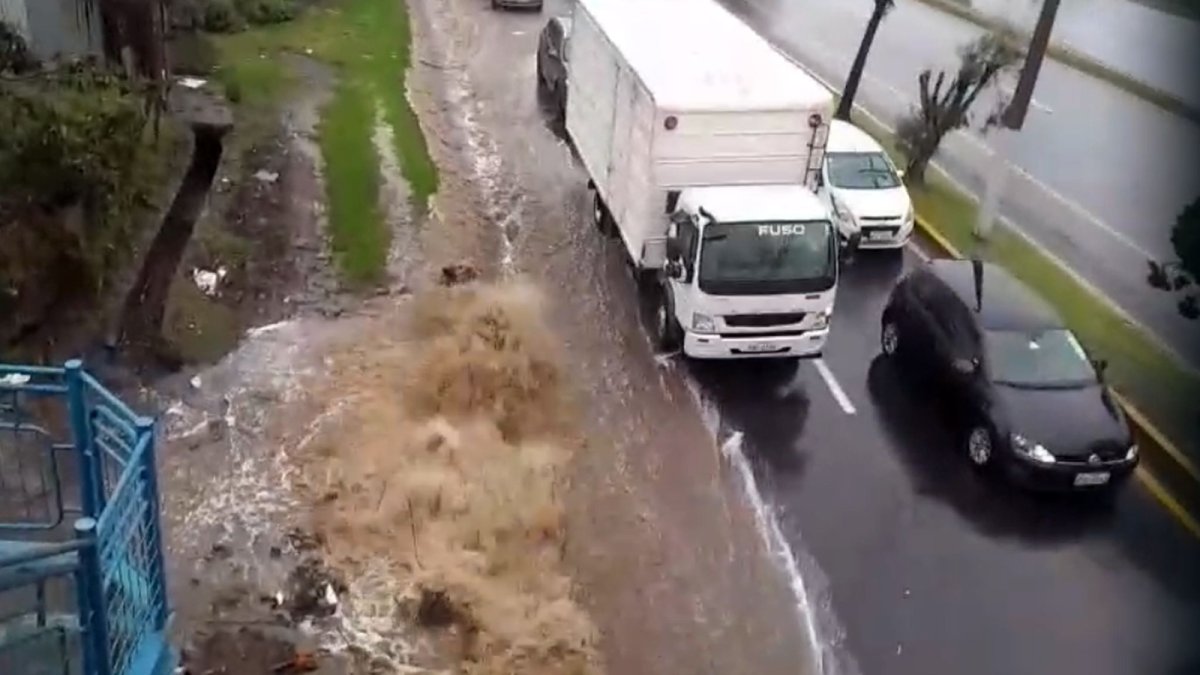 En la autopista General Rumiñahui se desbordó una quebrada a la altura del puente 4.