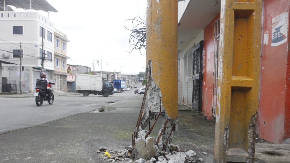 En el poste se observan ya las vigas en mal estado