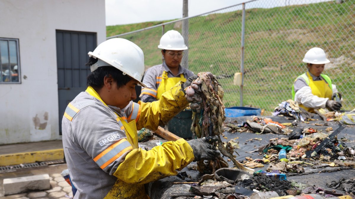 Trabajo. Los trabajadores separan los desechos de forma manual que llegan a la estación.