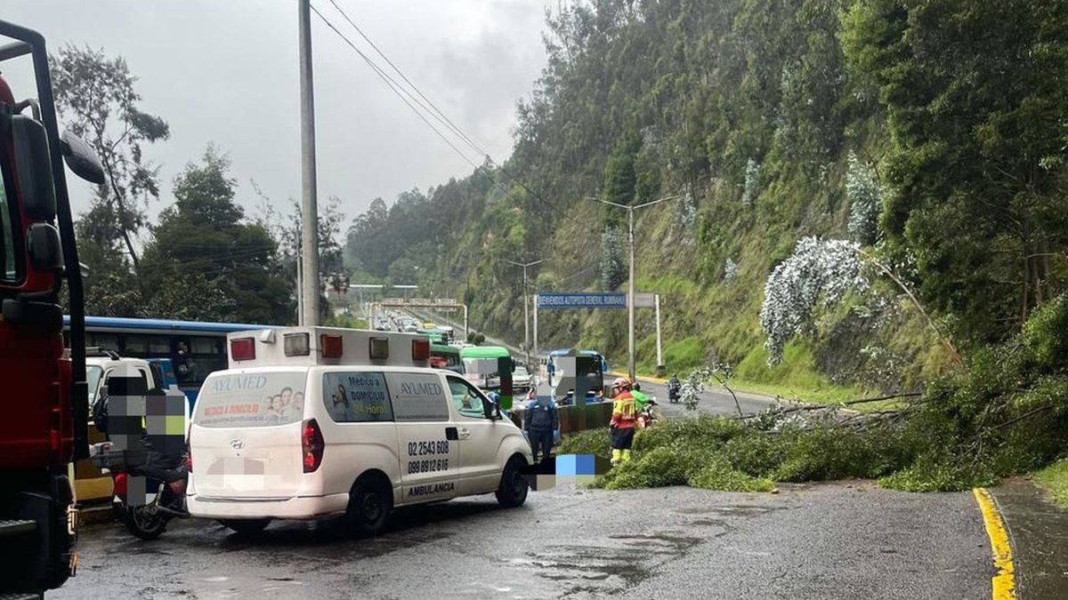 Se reportó un deslizamiento de tierra en la Av. Velasco Ibarra - autopista General Rumiñahui, sector El Trébol, en sentido Quito - Valles.