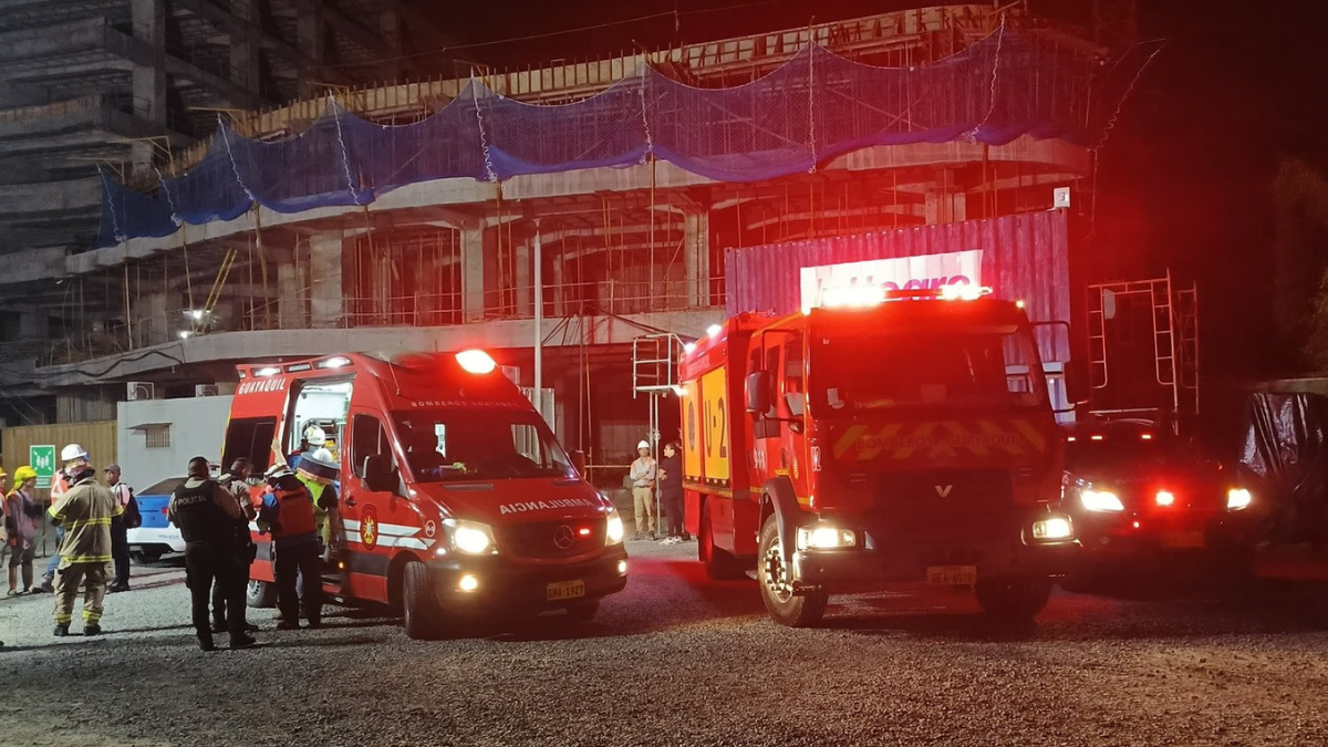 Miembros del Cuerpo de Bomberos trabajan en el lugar del colapso en Puerto Santa Ana para asegurar la zona y asistir a los heridos.