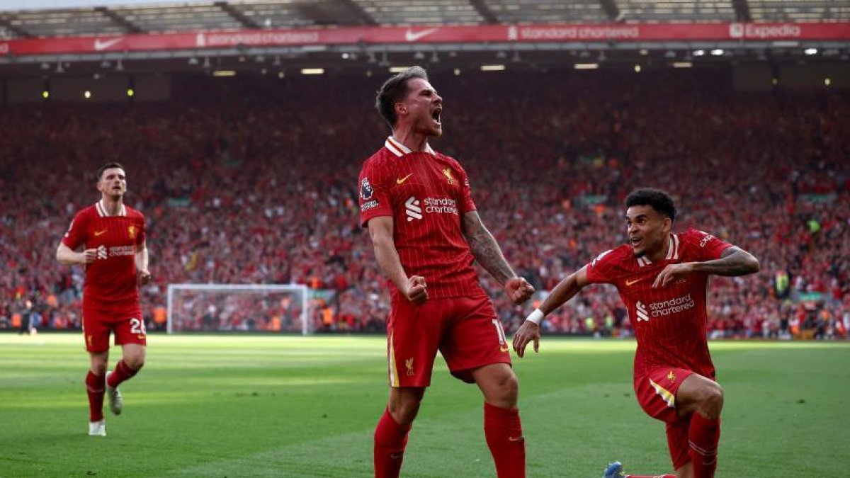 Mac Allister (c) festeja su gol junto a Luis Díaz en el partido que le dio el título a Liverpool en la Premier League.