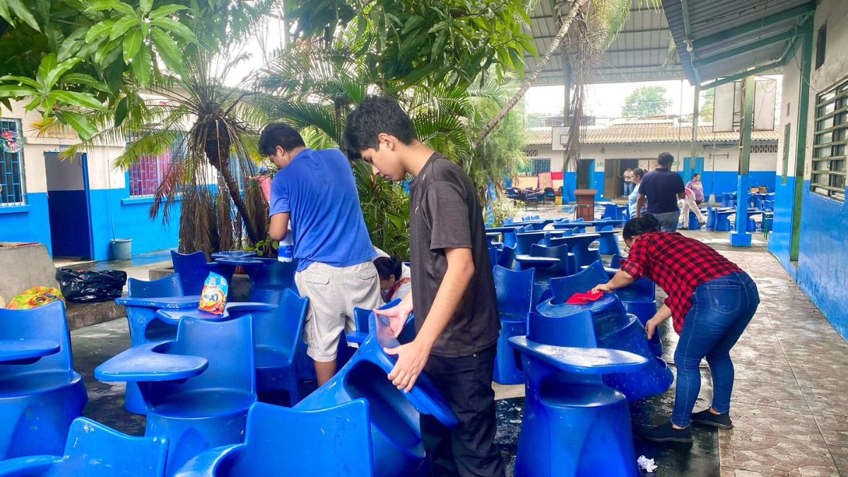 Padres de familia participaron de mingas de limpieza, en planteles de la Zona 8, en Guayaquil, Durán y Samborondón, por el regreso a clases.