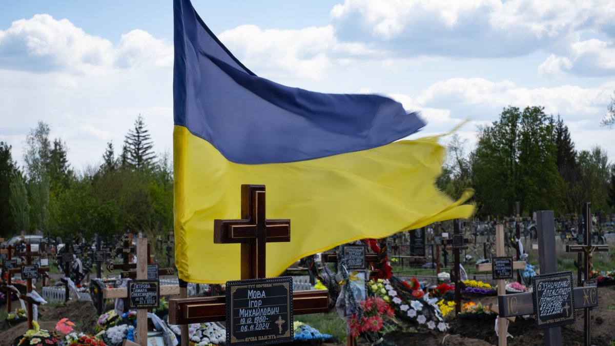 Una bandera ucraniana flamea durante el memorial a las víctimas del desastre nuclear de Chernobyl.