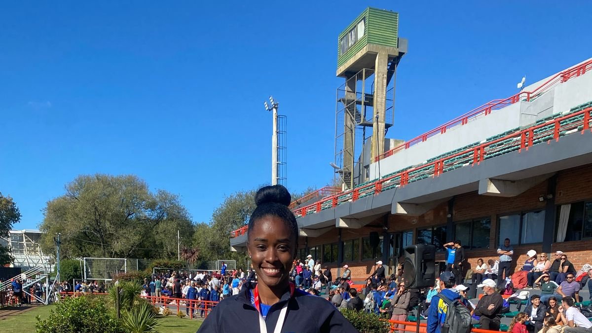 Nicole Caicedo con la bandera de Ecuador tras una de las dos premiaciones en las que subió al podio.