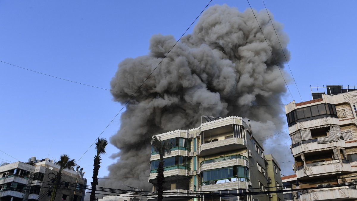 Un edificio fue alcanzado por los bombardeos