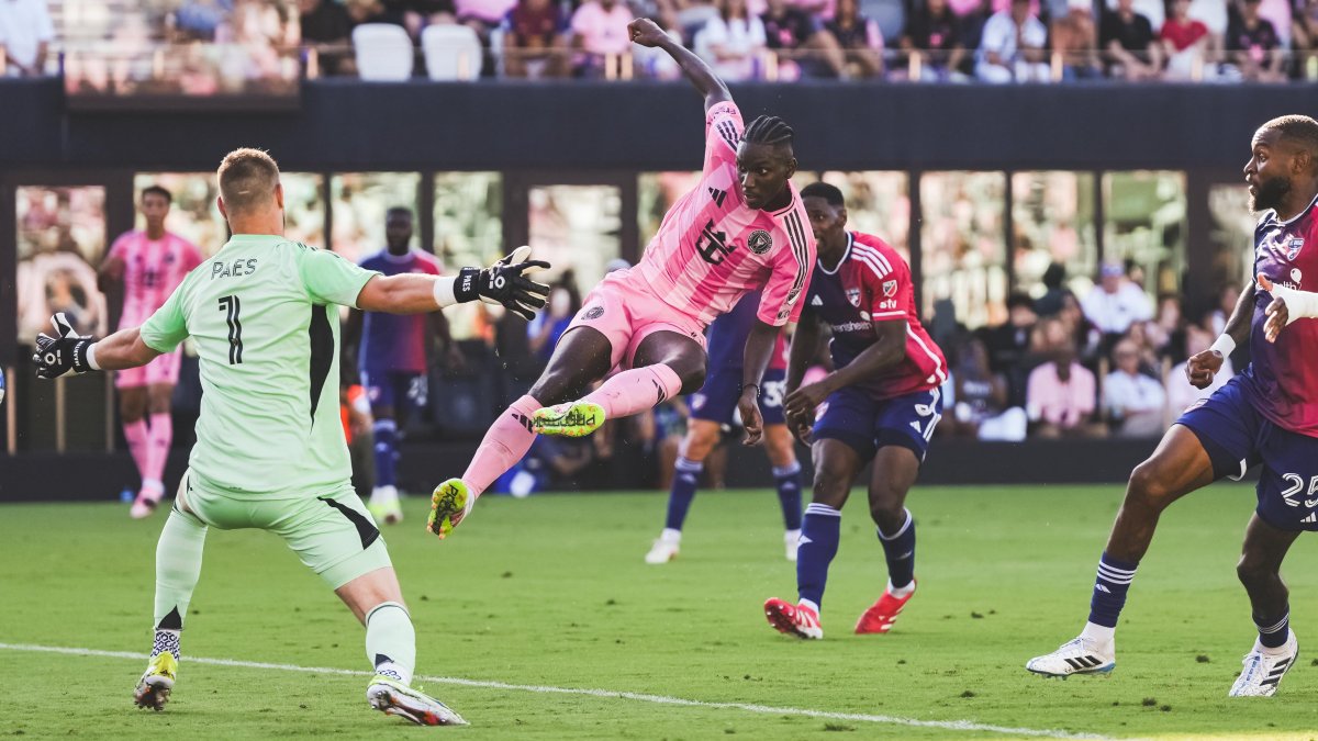 El ecuatoriano Allen Obando (c) anotó su primer gol con la camiseta de Inter Miami ante FC Dallas en la MLS.