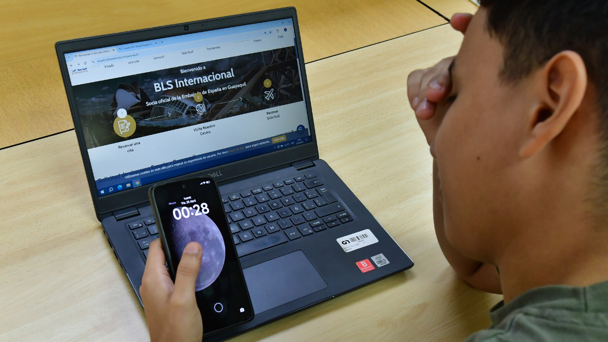 Turnos. Pese a que el sistema se habilita a las 20:00, muchos se quedan durante la madrugada para buscar obtener un cupo para la cita de visa Schengen