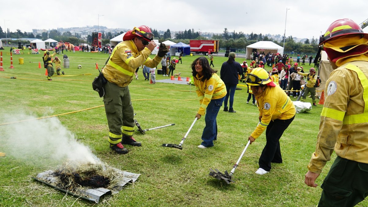 Campaña. Bomberos realizó una feria para explicar la importancia de prevención.
