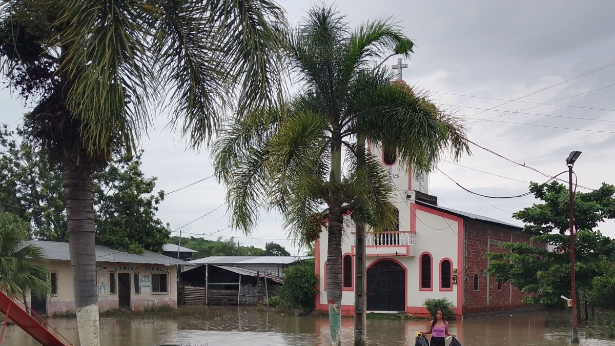 Problemas. Una habitante de La Alegría camina por el recinto.