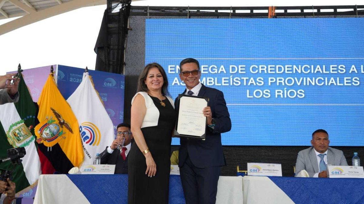 Humberto Alvarado recibe credencial de asambleísta, en actividad de Los Ríos.