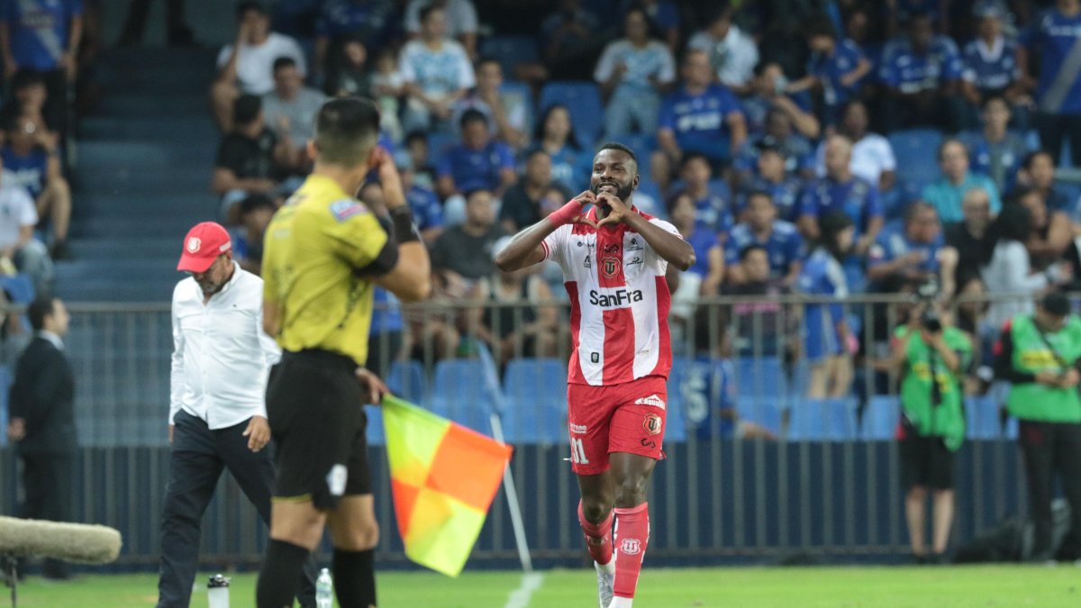 Edison Carcelén de Técnico Universitario y el festejo de su gol en el Capwell.