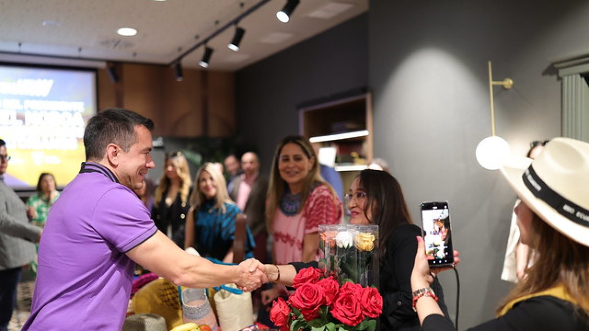 Feria. El presidente Daniel Noboa en una reunión con emprendedores en España.