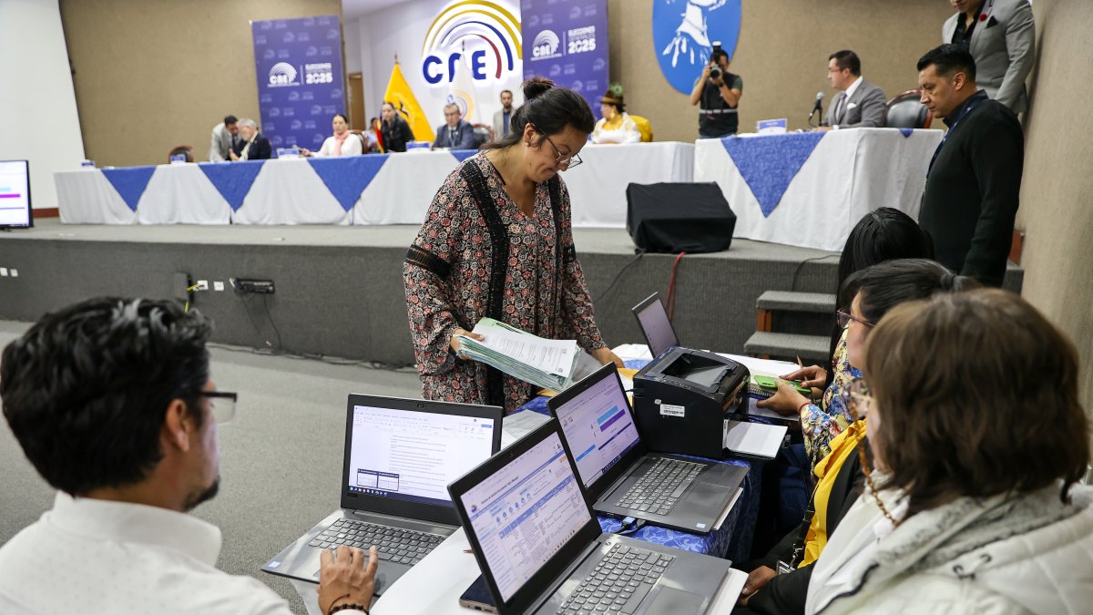 Trámite. Representantes de tiendas políticas presentaron soportes.