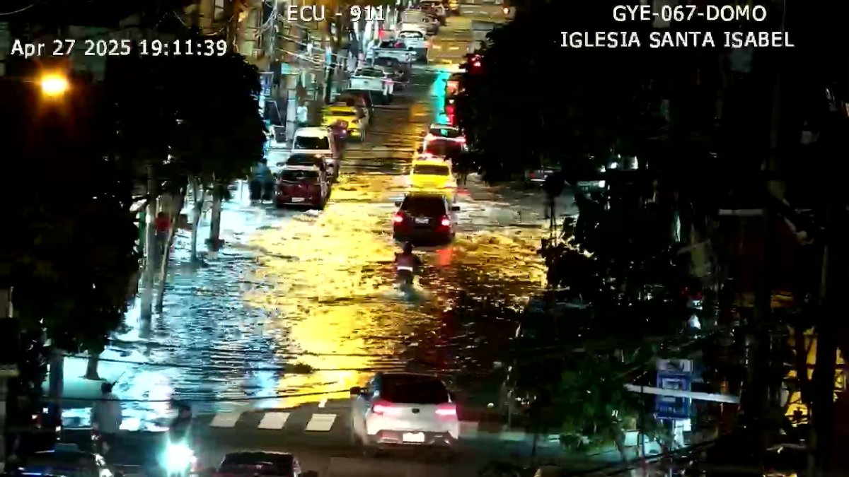 Inundaciones en varias calles de Guayaquil debido a la marea alta o aguaje, que afectaron diversos sectores de la ciudad.