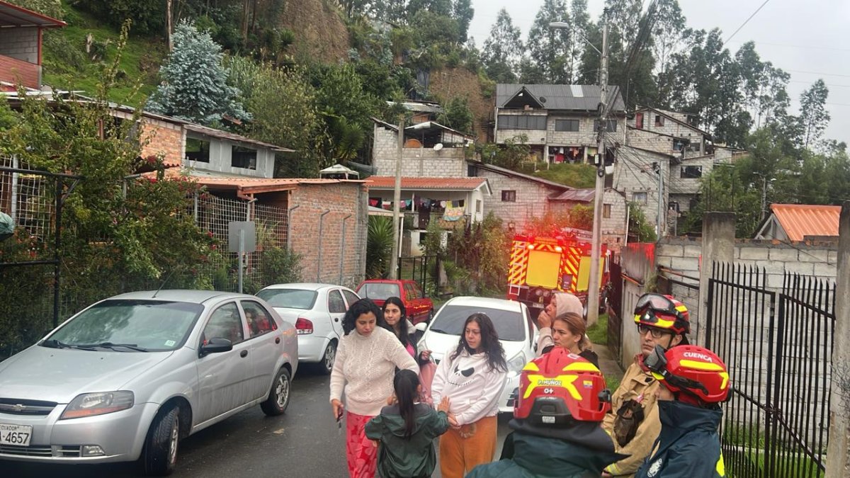 En el sector de Miraflores se registró un deslizamiento de tierra que afectó al menos a 10 familias.