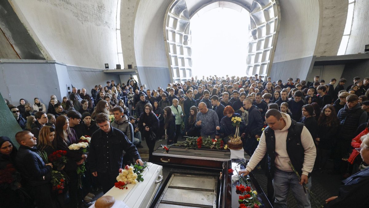 Familiares y amigos del difunto Danylo Khudia (17) y sus padres, asisten a su funeral en el cementerio de Baykove en Kiev, Ucrania, el 28 de abril de 2025, durante la invasión rusa.