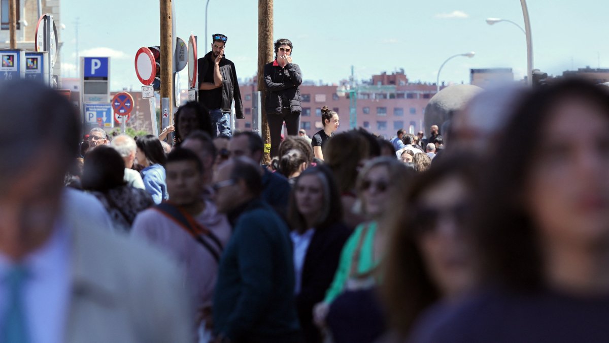 La gente espera fuera de la estación de tren de Atocha en Madrid después de su cierre cuando un apagón masivo afecta a España el 28 de abril de 2025.