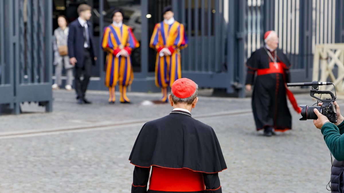 Este 28 de abril de 2025, los purpurados llegan al Vaticano para la quinta reunión de la Congregación de Cardenales en Ciudad del Vaticano.
