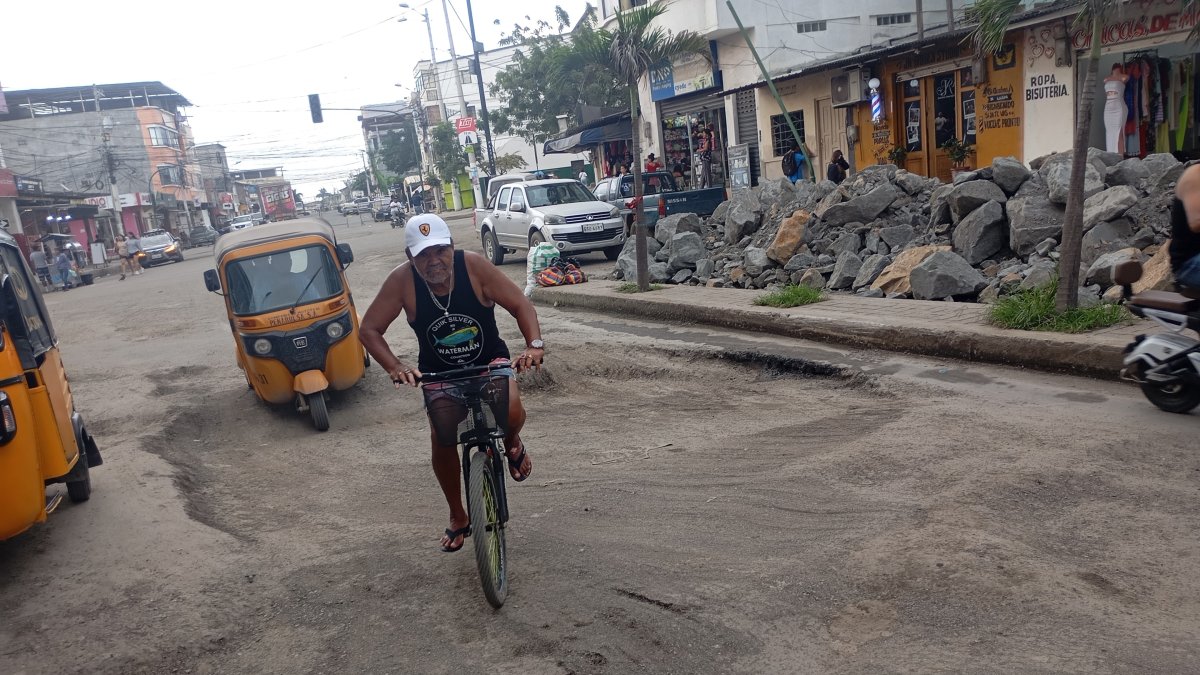 En vías del centro de Playas se observan baches que dificultan la movilidad.