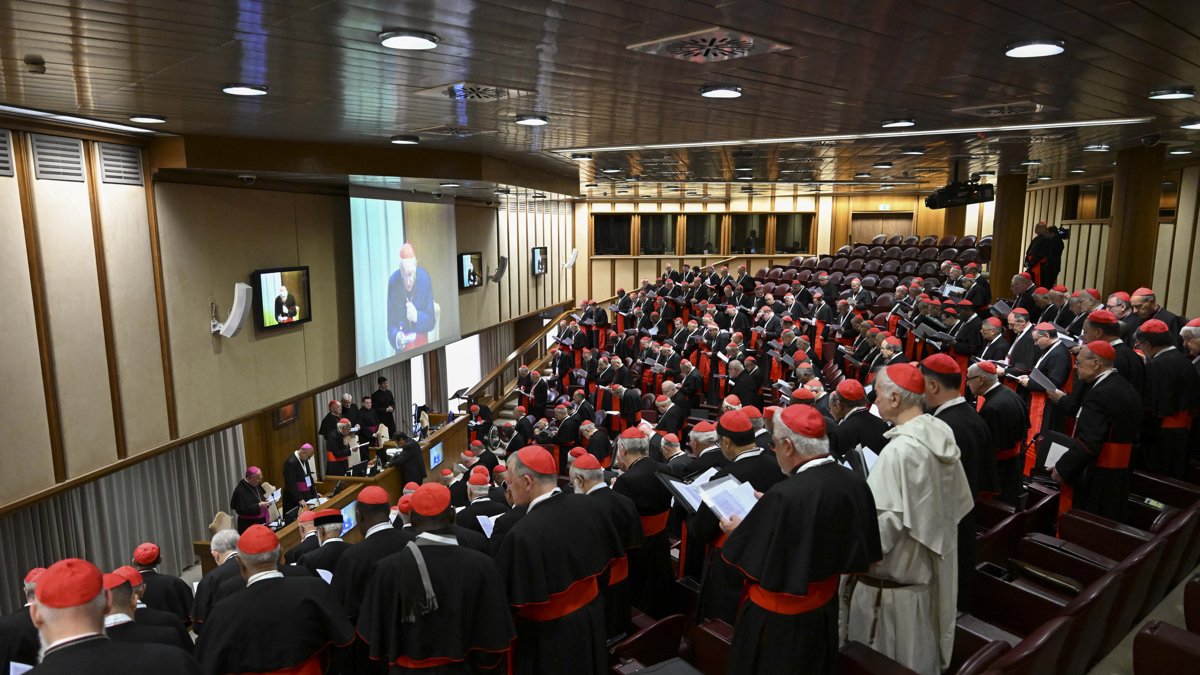 Cardenales reunidos para conocer quienes entrarán en la Capilla Sixtina