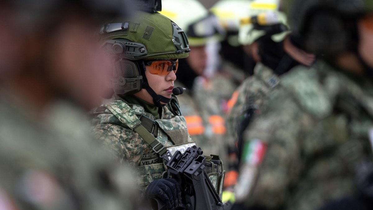 Foto de archivo que muestra a una soldado durante la conmemoración del Día del Ejército Mexicano.