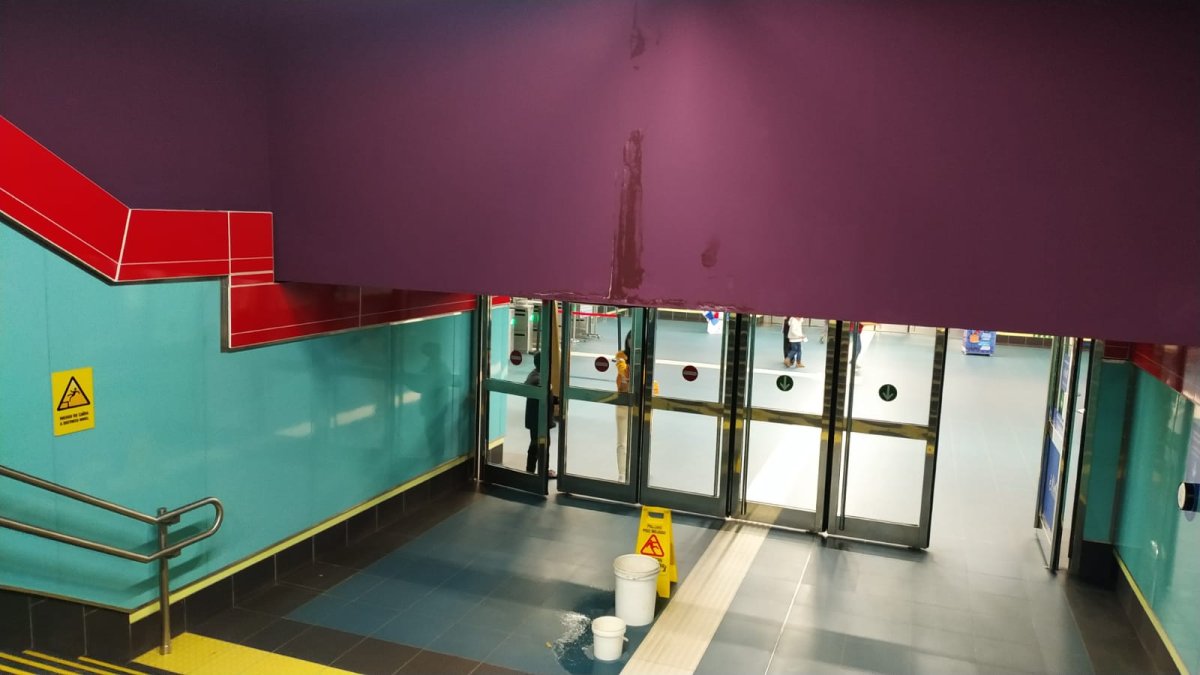 En un acceso de la parada del sistema se colocaron dos baldes.