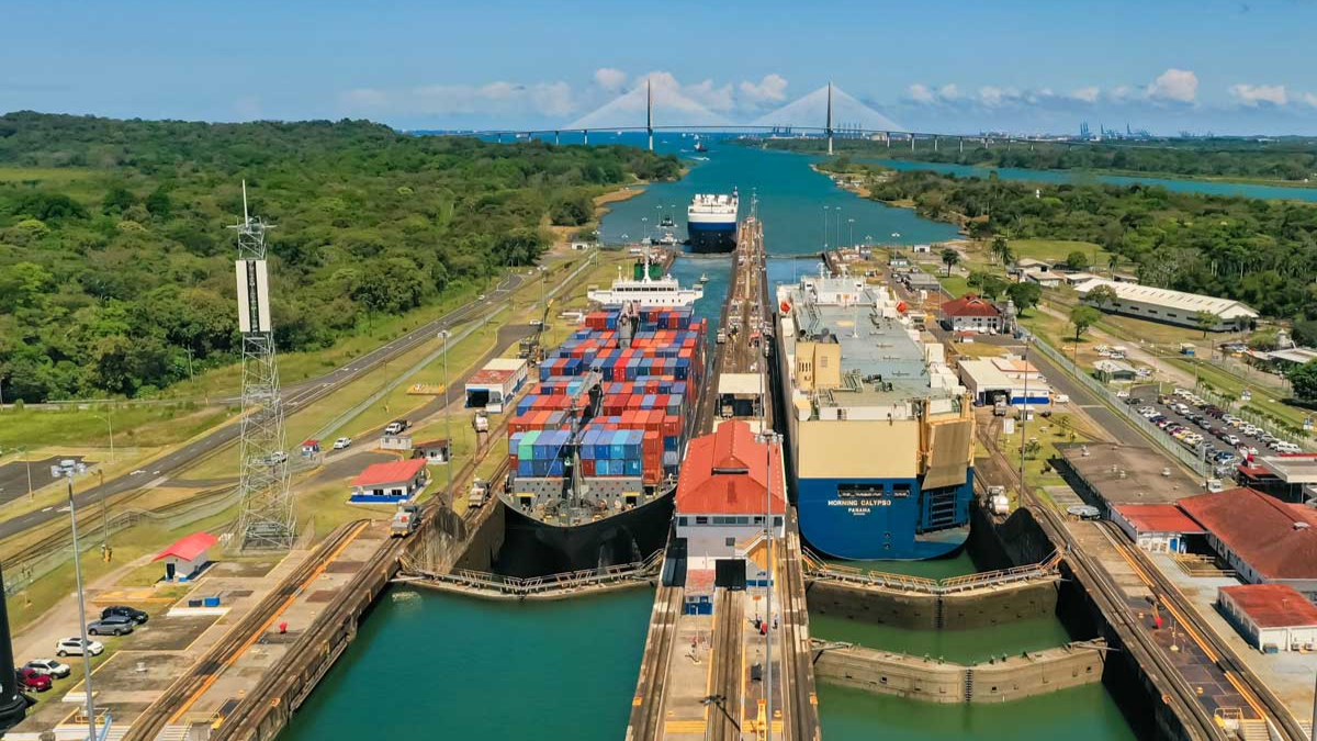 El Canal de Panamá es un motor de la economía panameña y mundial, siendo un punto crucial para el trasporte marítimo del comercio global.