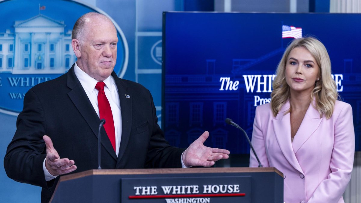 El zar de la Frontera de la Casa Blanca, Tom Homan (I) con la secretaria de Prensa de la Casa Blanca, Karoline Leavitt, en la sala de prensa de la Casa Blanca en Washington