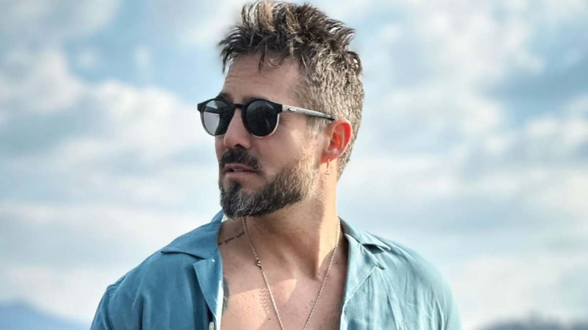 José Ron tiene 43 años.