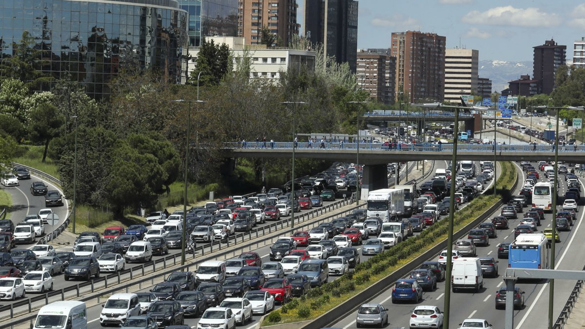 Vista del atasco en la M30 madrileña, tras un gran apagón, que dejó sin suministro eléctrico a España, Portugal y algunas zonas del sur de Francia. 