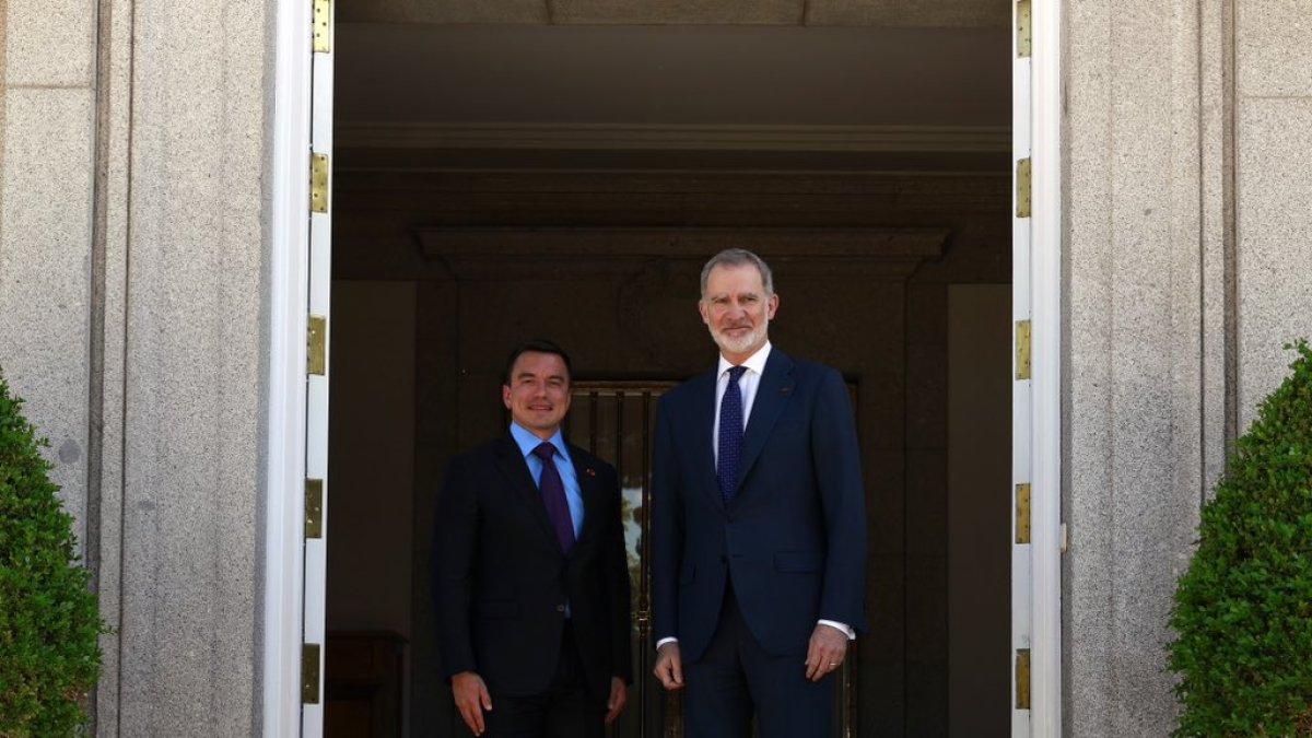 El presidente Daniel Noboa y el rey Felipe VI de España en la entrada al Palacio de La Zarzuela.