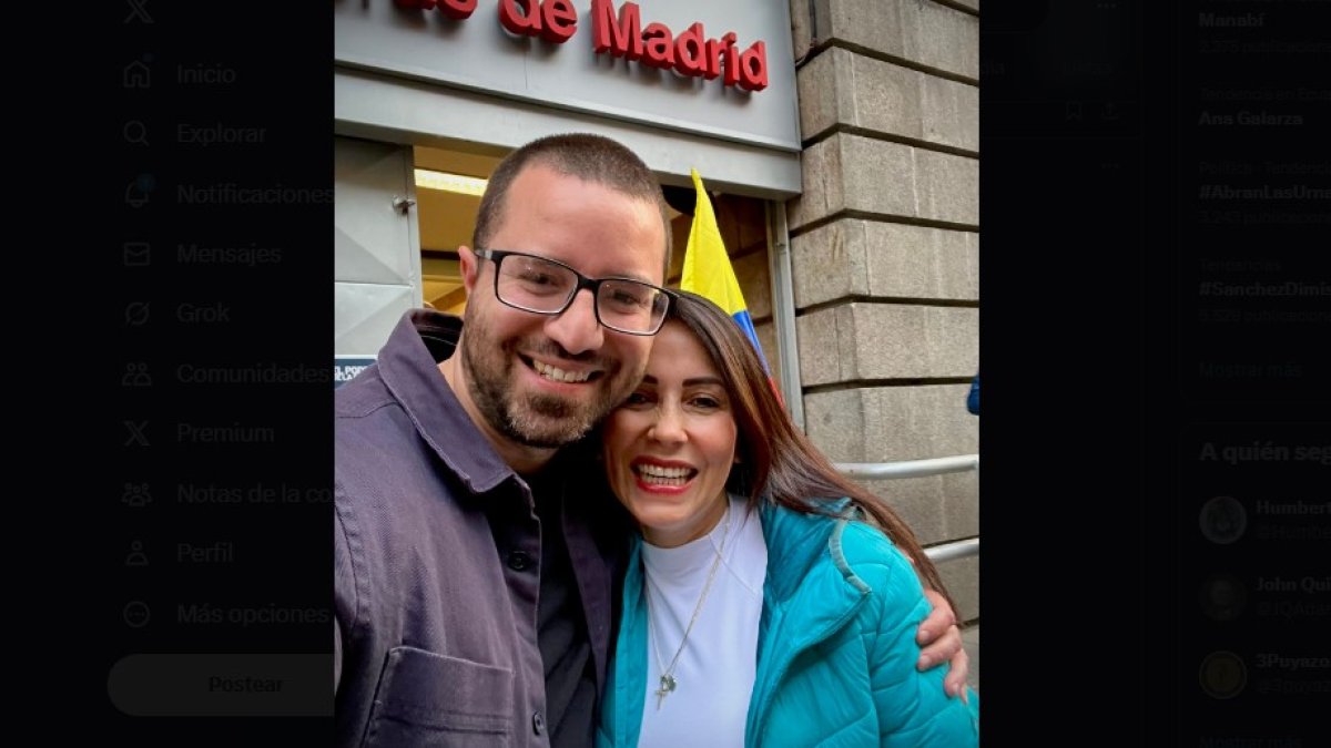 v Abraham Verduga, hermano del exvocal Augusto Verduga, y Luisa González, excandidata de la Revolución Ciudadana.