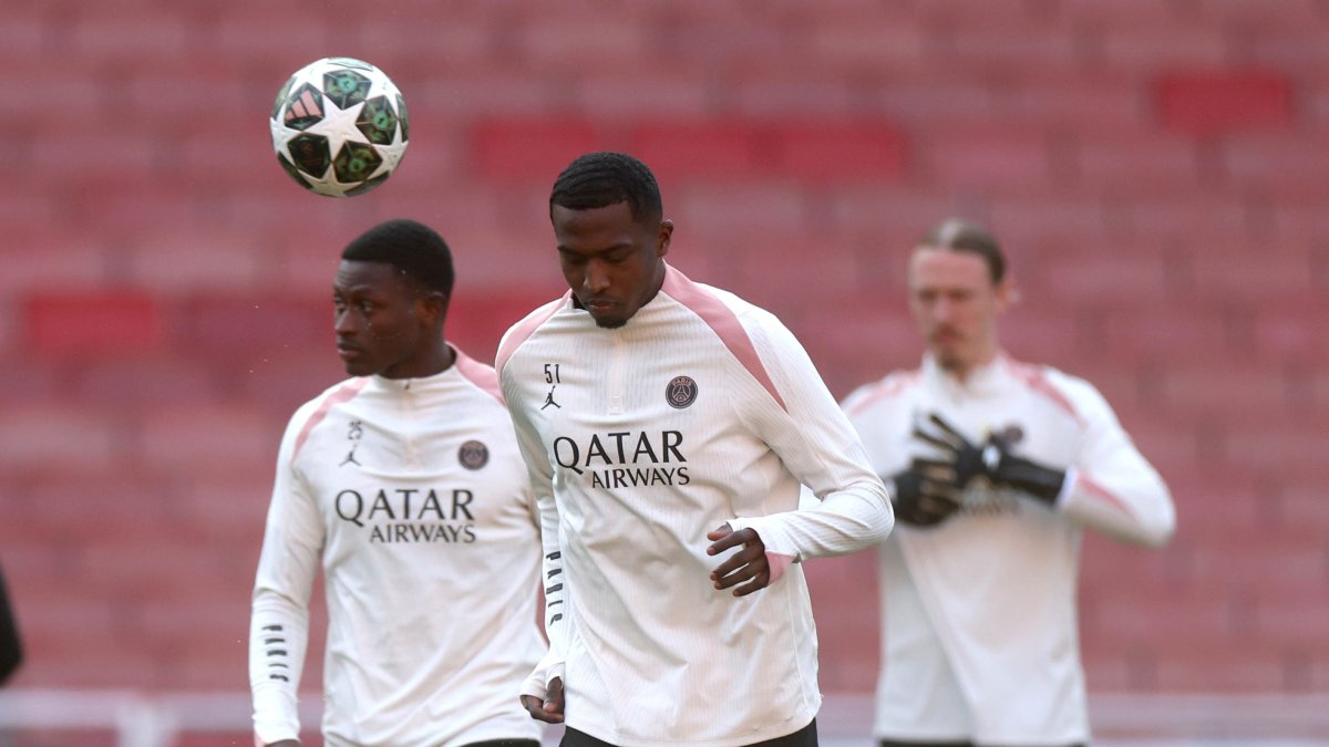 El ecuatoriano Willian Pacho, defensor del PSG, realiza trabajos con pelota durante su entrenamiento en el Emirates Stadium.