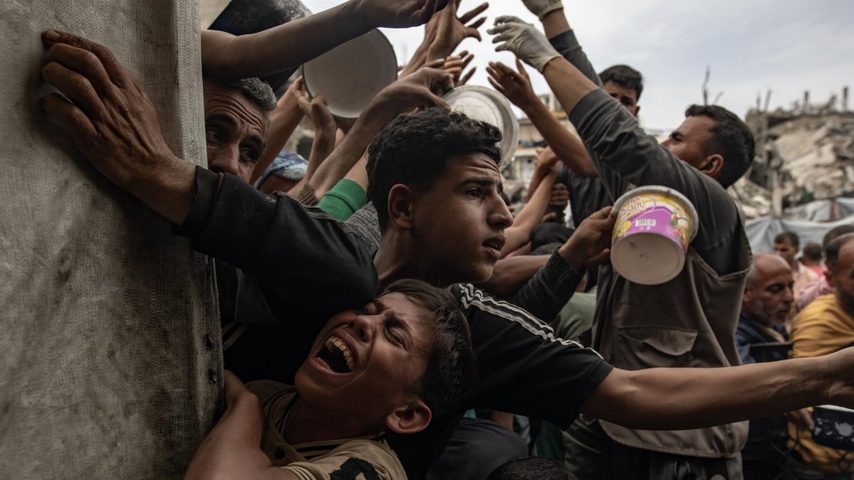 Foto de archivo que muestra civiles desesperados durante una jornada de entrega de alimentos.