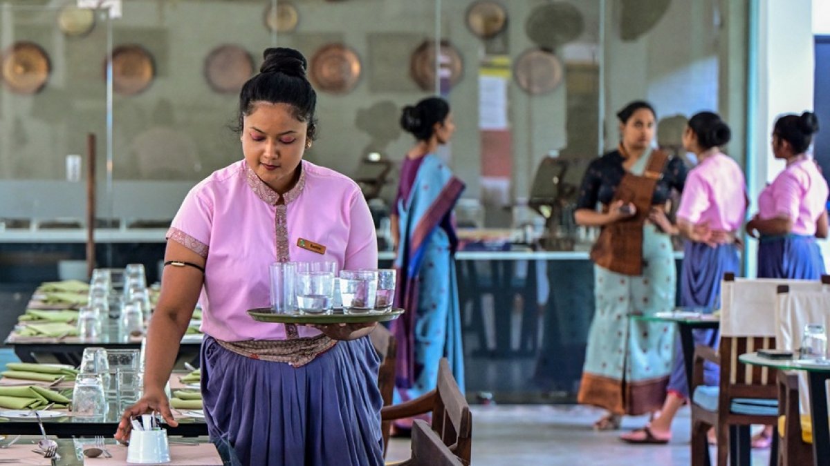 Personal femenino preparando una mesa en el Hotel Amba Yaalu en Kandalama, Sri Lanka central. 31 de marzo, 2025.