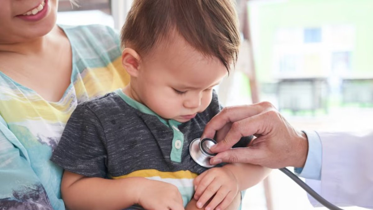 Los bebés deben recibir la dosis de la vacuna contra la tos ferina y se debe colocar un refuerzo en niños y adolescentes.