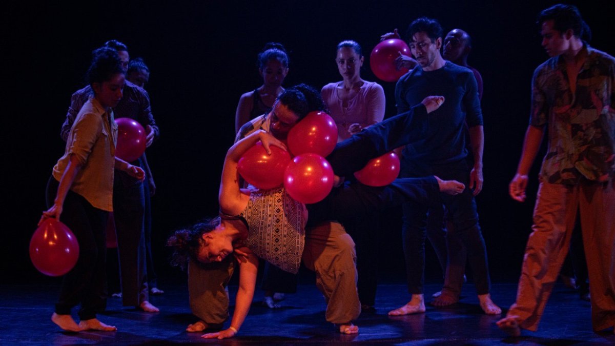 La obra fue puesta en escena originalmente en 2008 por el bailarin y guionista chileno Jorge Alcolea.